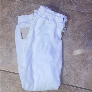 white sweatpants from Discovery! size small💓